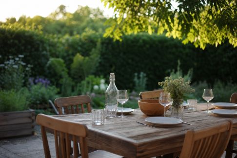 Créer un coin repas convivial dans son jardin : conseils pratiques