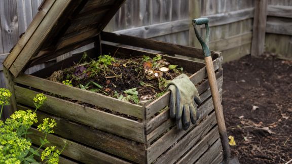 Préparer son composteur avant l’été : astuces pour booster la décomposition