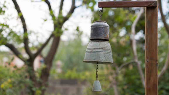 Confectionner une cloche de jardin décorative à partir de vieux récipients