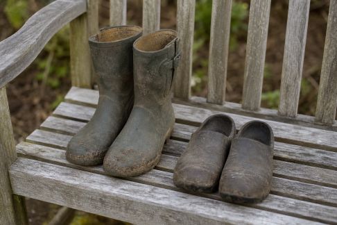 Bottes ou sabots : quelle protection pour jardiner efficacement ?