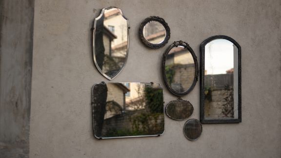Réaliser une déco murale extérieure avec des miroirs recyclés