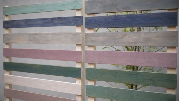 Créer un brise-vue décoratif avec des lattes de bois peintes à la main