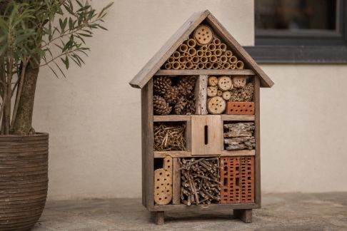 Fabriquer un hôtel à insectes esthétique avec des matériaux de récup