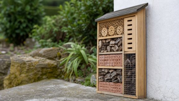 Favoriser la microfaune : les hôtels à insectes innovants se multiplient