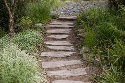 Créer un chemin de dalles en bois flotté pour l’allée du jardin