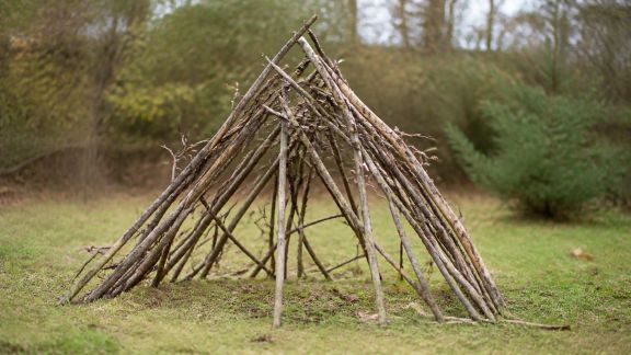 Créer une cabane végétale pour enfants avec des branches naturelles