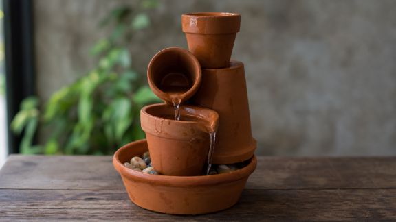 Concevoir une fontaine miniature DIY à partir de pots en terre cuite