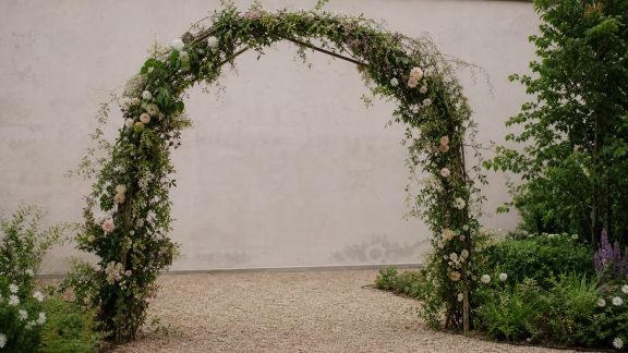 Créer une arche florale pour entrée de jardin avec des matériaux naturels