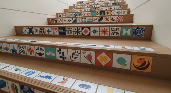 Personnaliser vos Marches d’Escalier avec des Carrelages Colorés