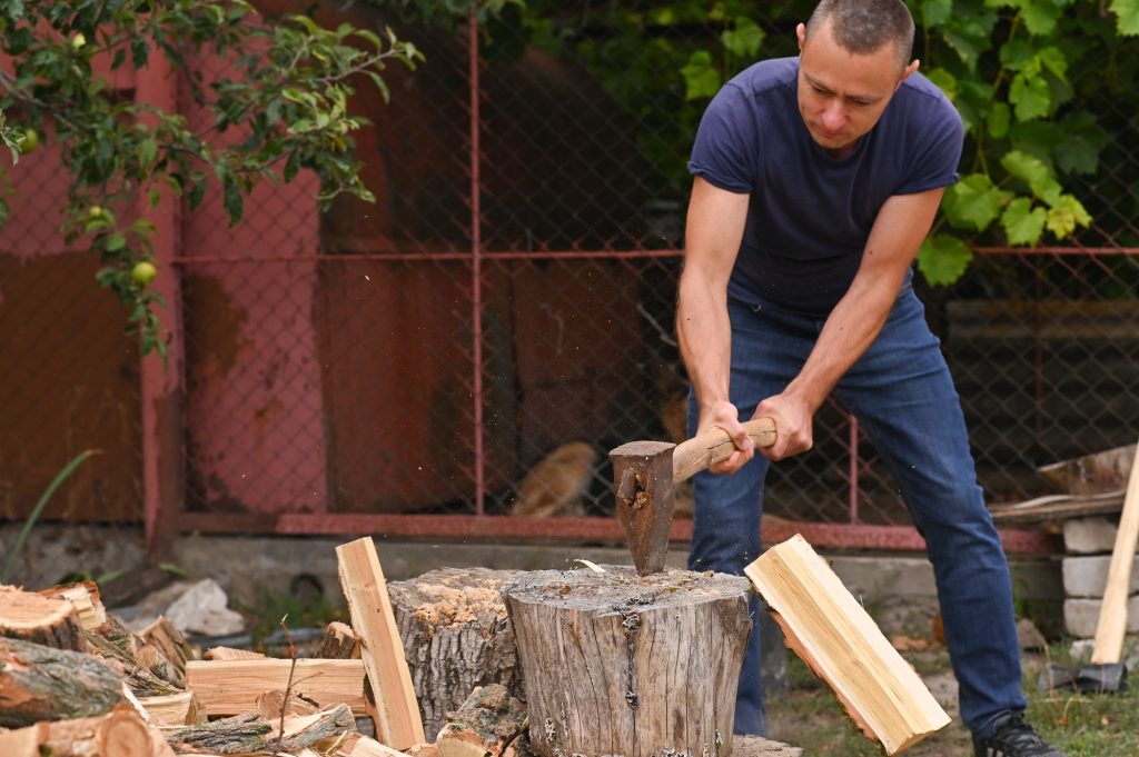 Masse pour fendre le bois : l'outil indispensable du bûcheron moderne