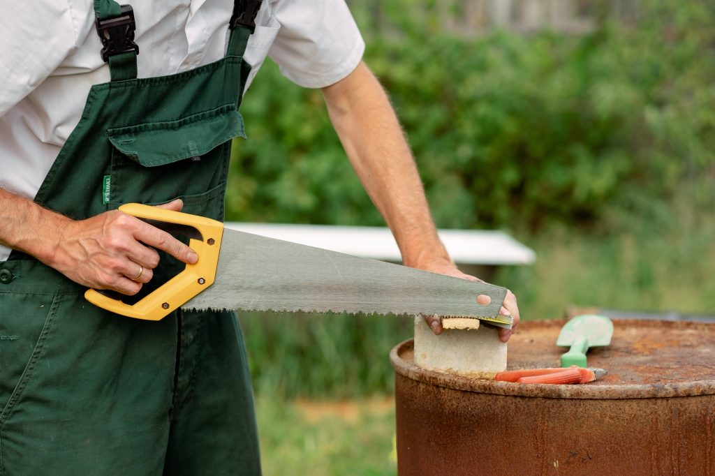 Scie à main : l'outil indispensable du bricoleur et de l'artisan