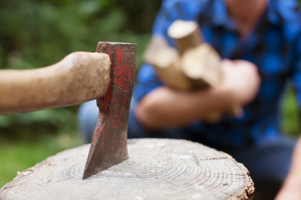 La hache de jardin : l'outil indispensable pour entretenir votre extérieur