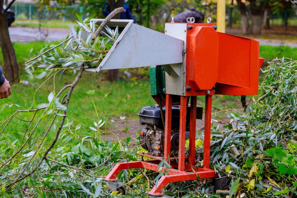 Broyeur de végétaux : l'allié indispensable pour recycler vos déchets verts