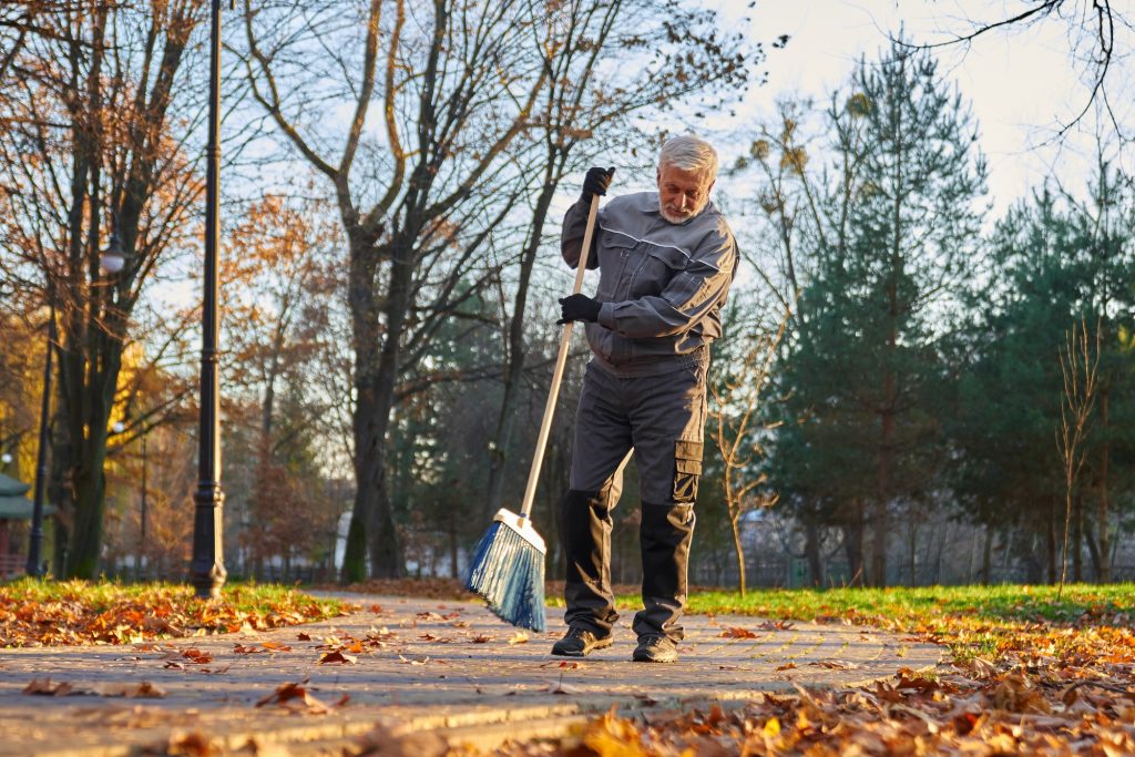 Comment nettoyer efficacement les bordures et allées de son jardin : conseils et astuces
