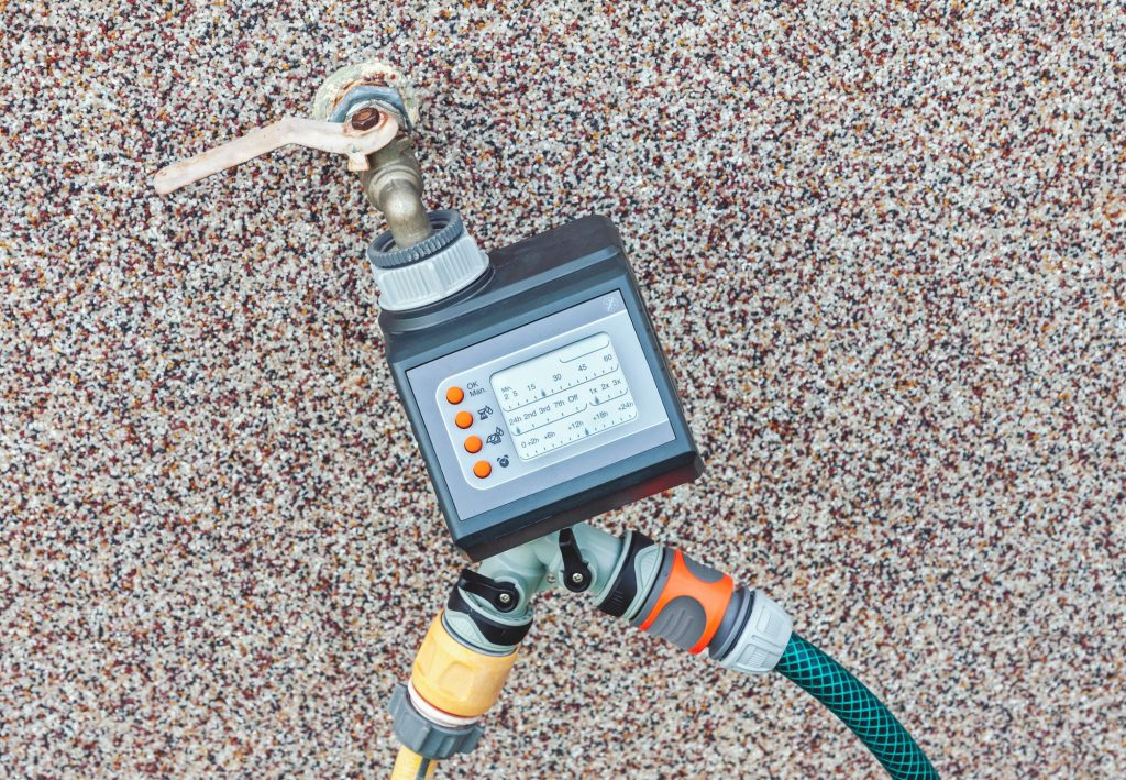 Programmateur d'arrosage automatique : le guide complet pour un jardin bien hydraté